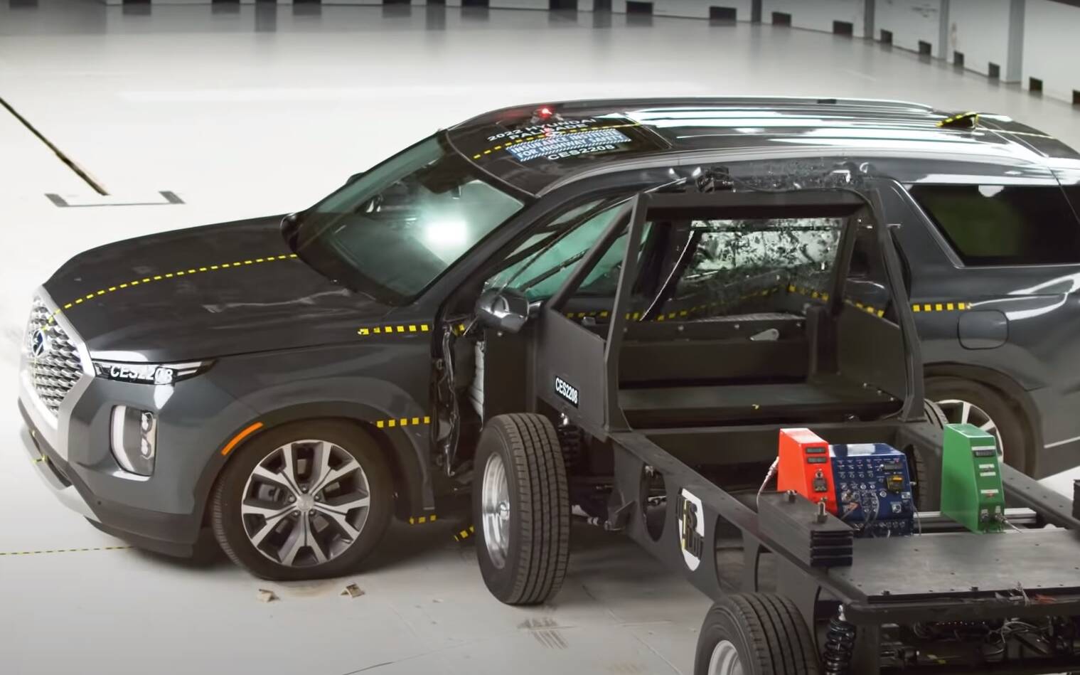 Ford Kuga z otwartymi airbagami bocznymi po uderzeniu z boku