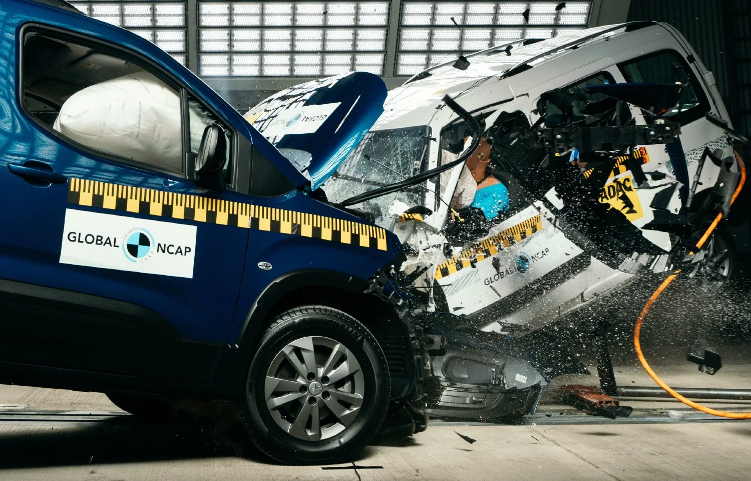 Dach Peugeot 3008 zgnieciony podczas symulacji dachowania SUV-a